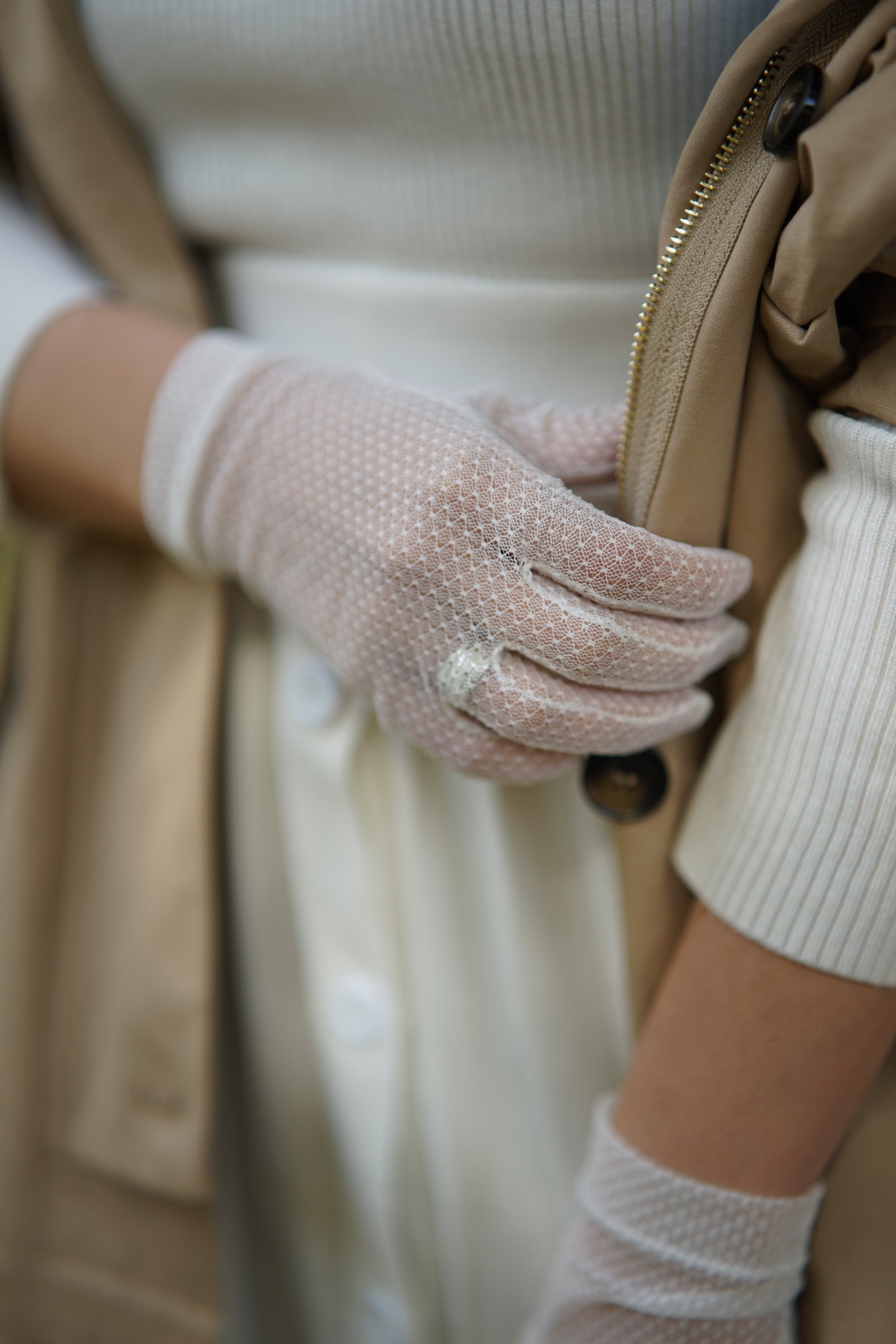 Ivory Mesh Gloves
