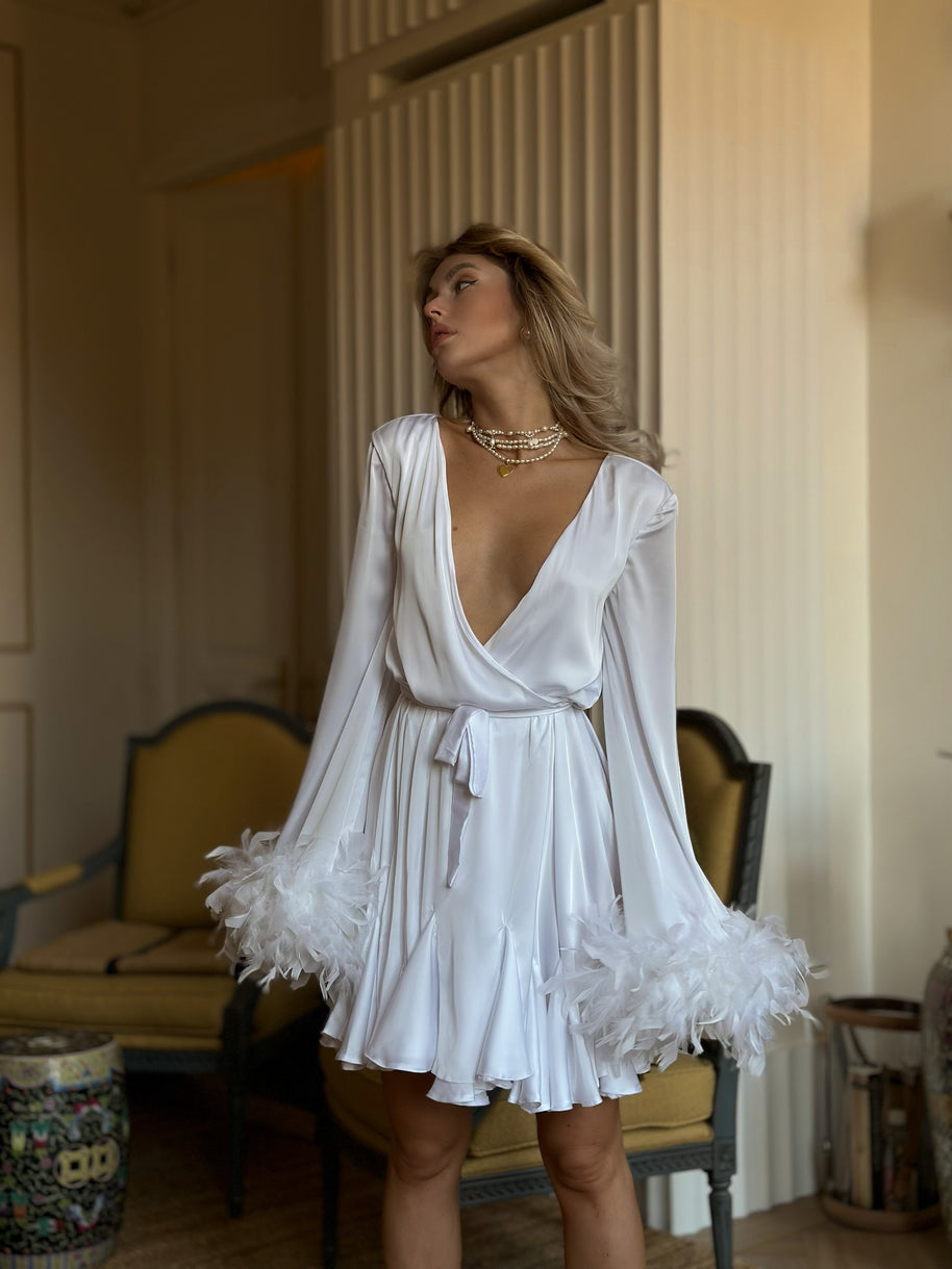Lilou - White satin wedding robe with feathers