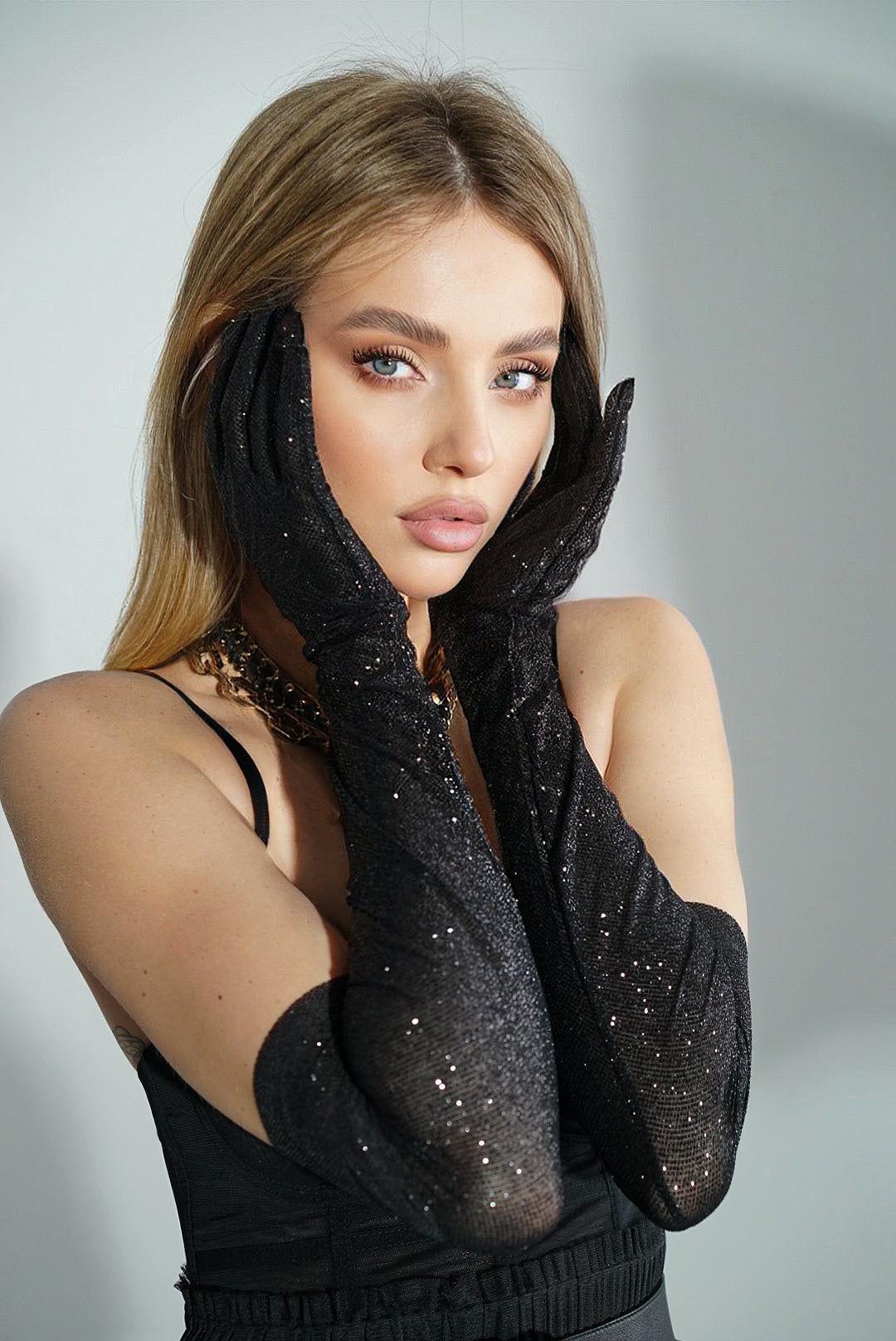 Elegance Unveiled: Black Shiny Glitter Gloves
